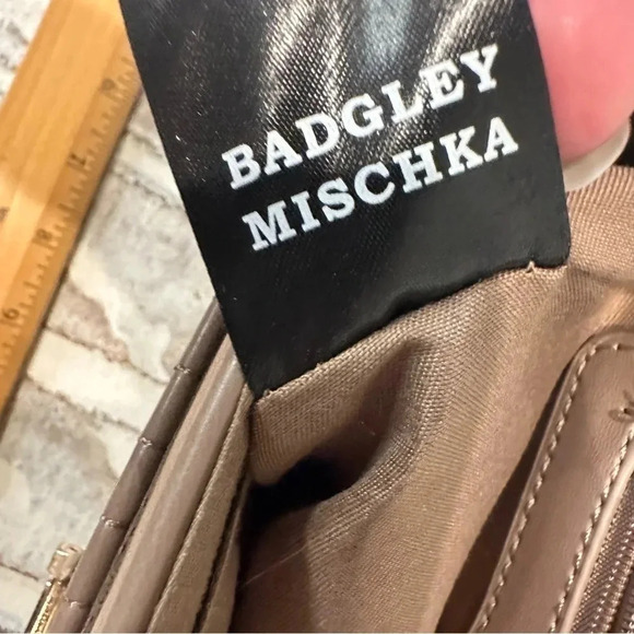 Badgley Mischka Quilted Crossbody Shoulder Gold Chain Buckle Taupe Bag - Picture 14 of 16